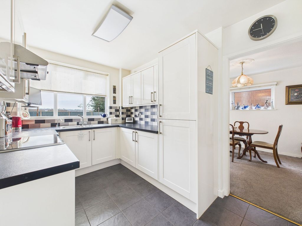 Property photo 3 of 17 Kitchen
