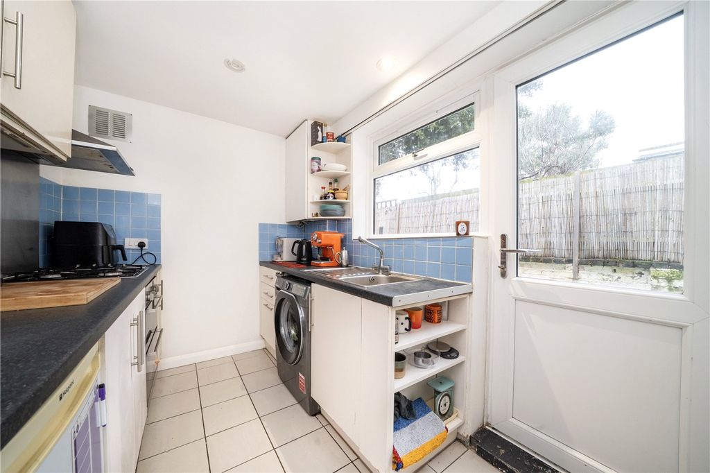 Property photo 3 of 11 Kitchen