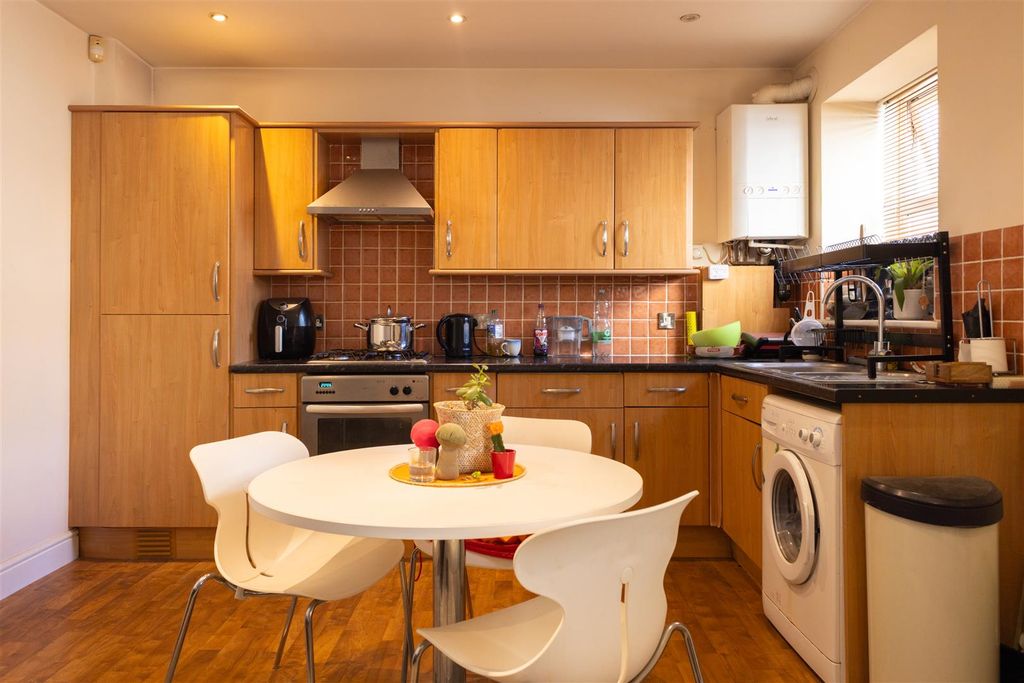 Property photo 2 of 10 Kitchen