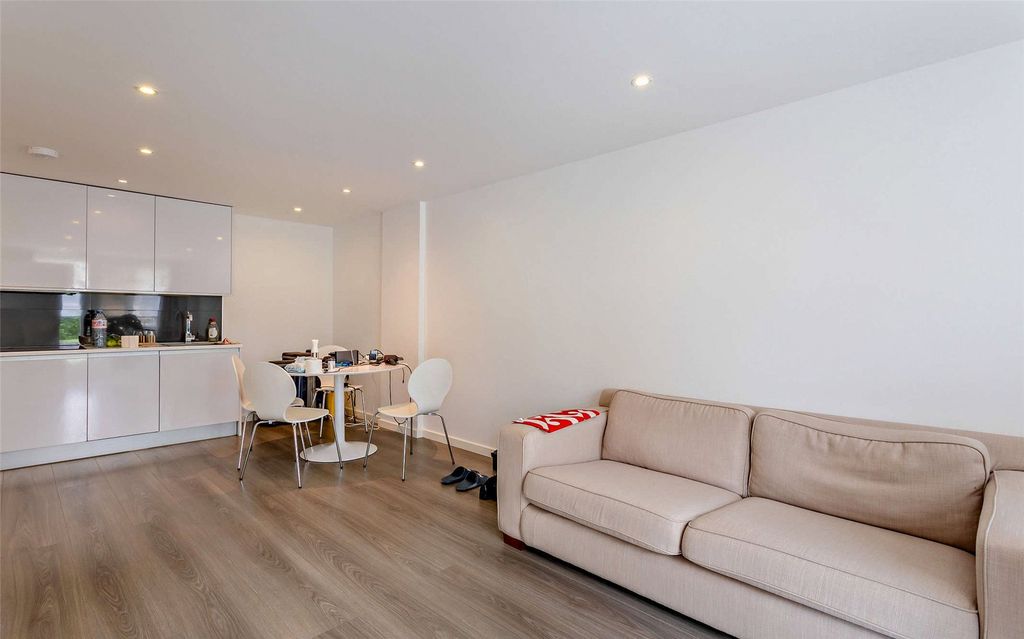 Property photo 3 of 14 Kitchen/Lounge