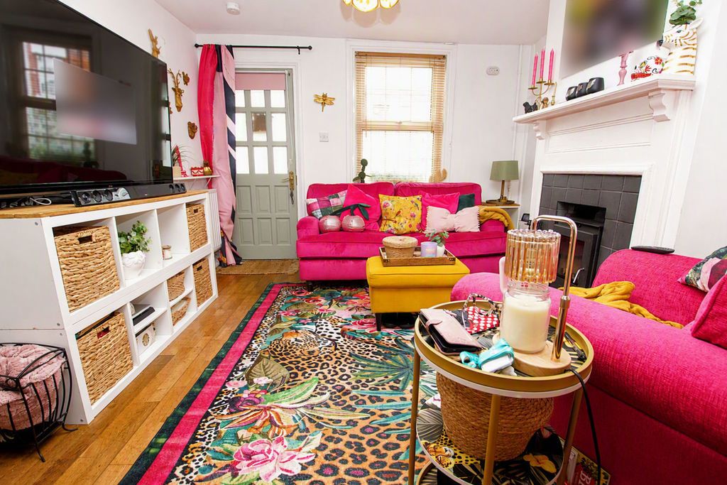 Property photo 3 of 12 Lounge