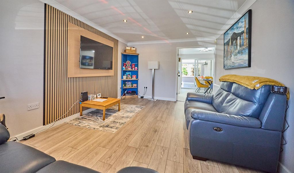 Property photo 2 of 16 Seaforth Drive New 14.Jpg
