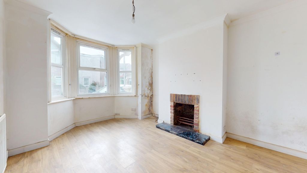 Property photo 2 of 10 6 Winchcombe Road, Eastbourne, East Sussex, Bn22 8De