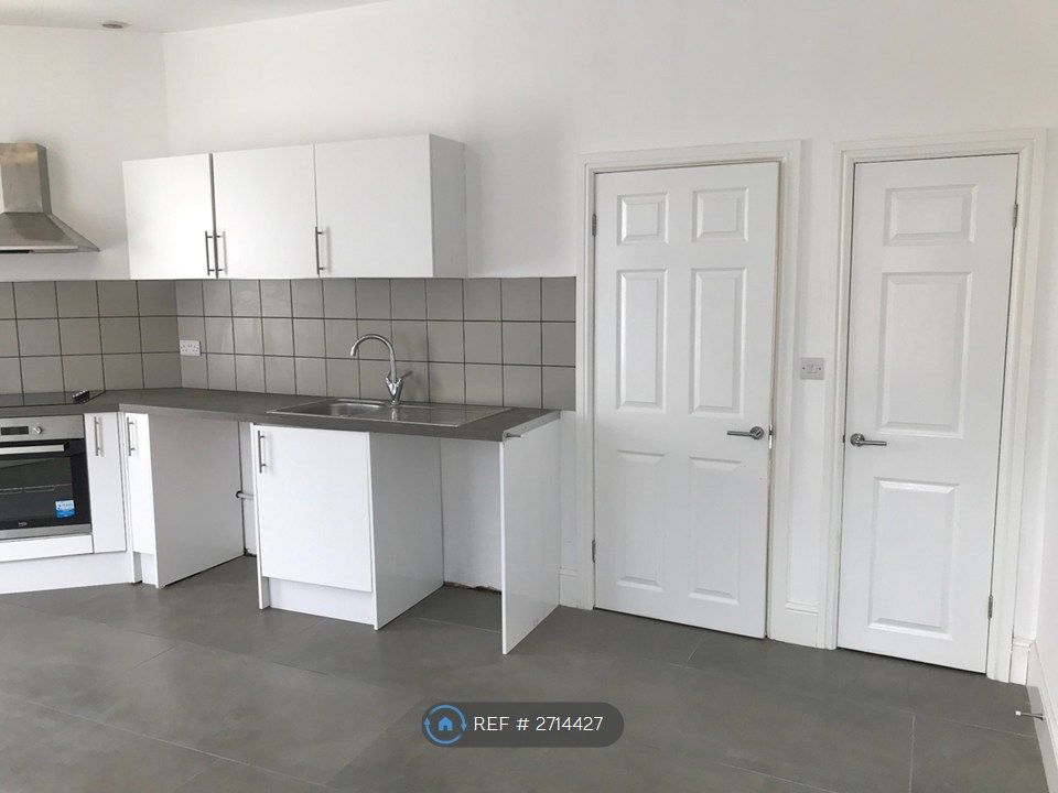 Property photo 2 of 15 Kitchen/Lounge