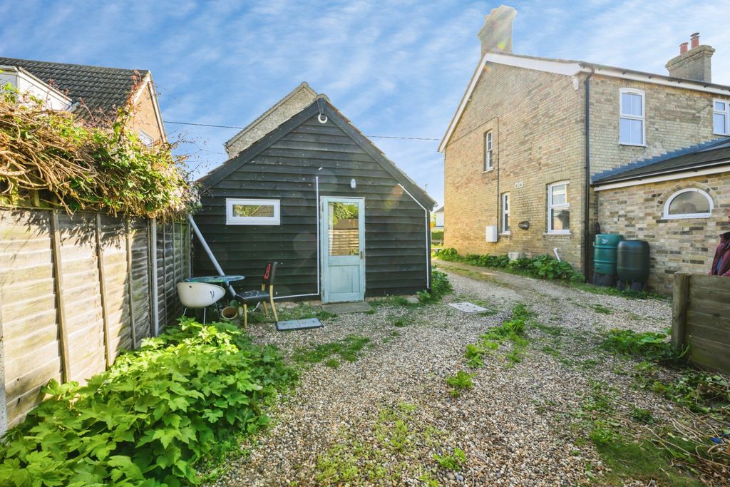 Property photo 3 of 15 Garden And Parking