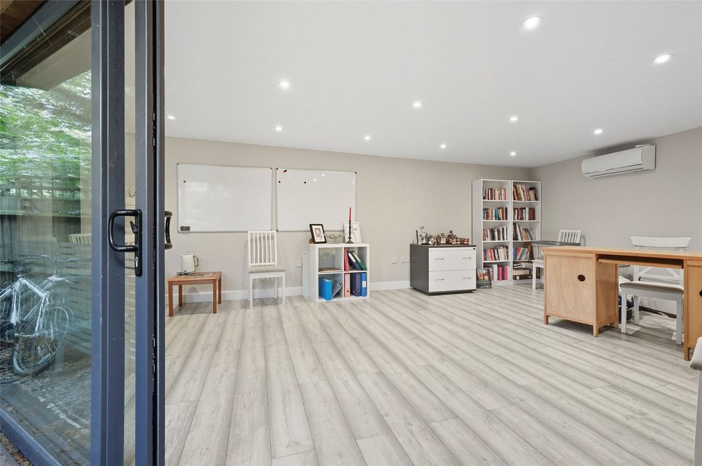 Property photo 3 of 17 Studio