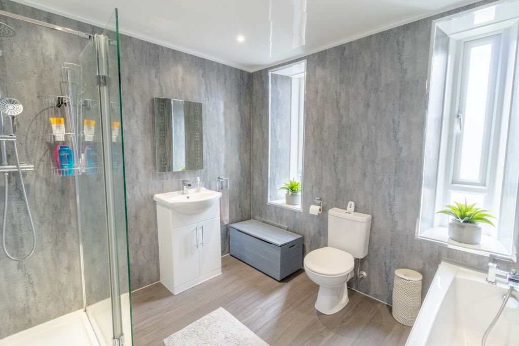 Property photo 3 of 16 Bathroom