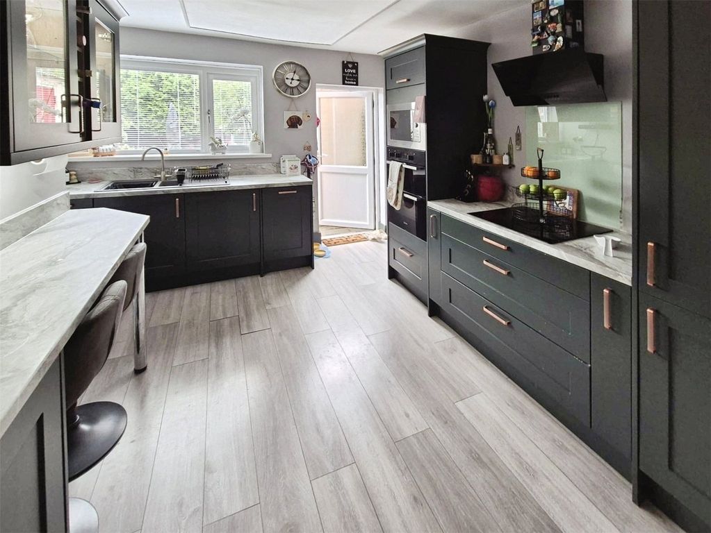 Property photo 2 of 14 Kitchen