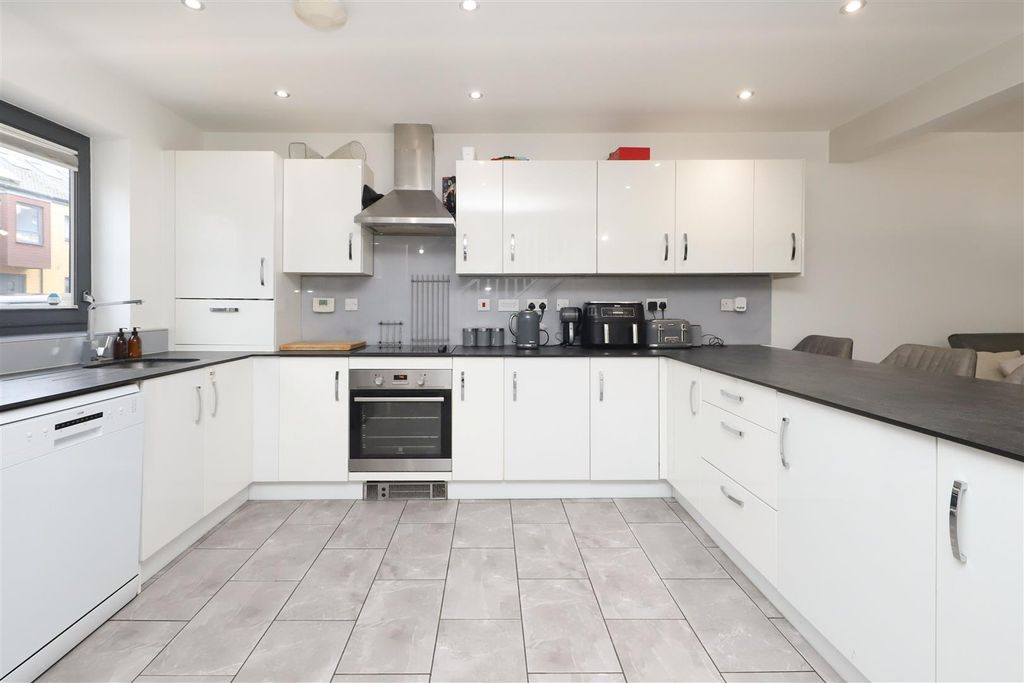 Property photo 3 of 16 Kitchen