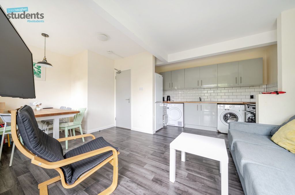 Property photo 3 of 13 2B6333Ff-6130-4d1...