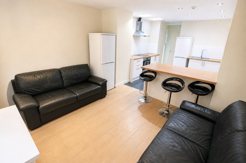 Property photo 2 of 15 Picture No. 11