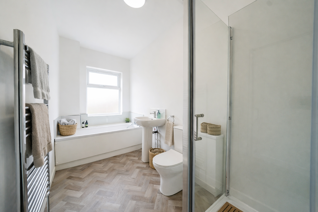 Property photo 2 of 17 Bathroom