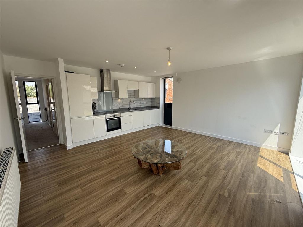 Property photo 3 of 9 Living Room/Kitchen