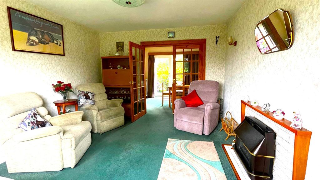 Property photo 2 of 16 Lounge (1).Jpg