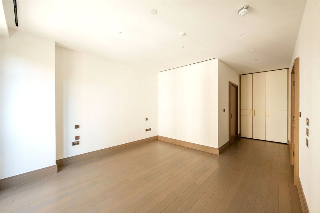 Property photo 3 of 6 Bedroom