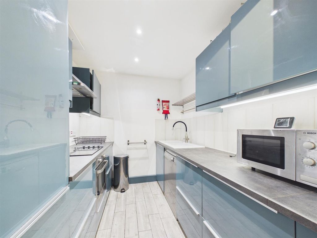 Property photo 3 of 10 Cam04237G0-Pr0280-Still002.Jpg