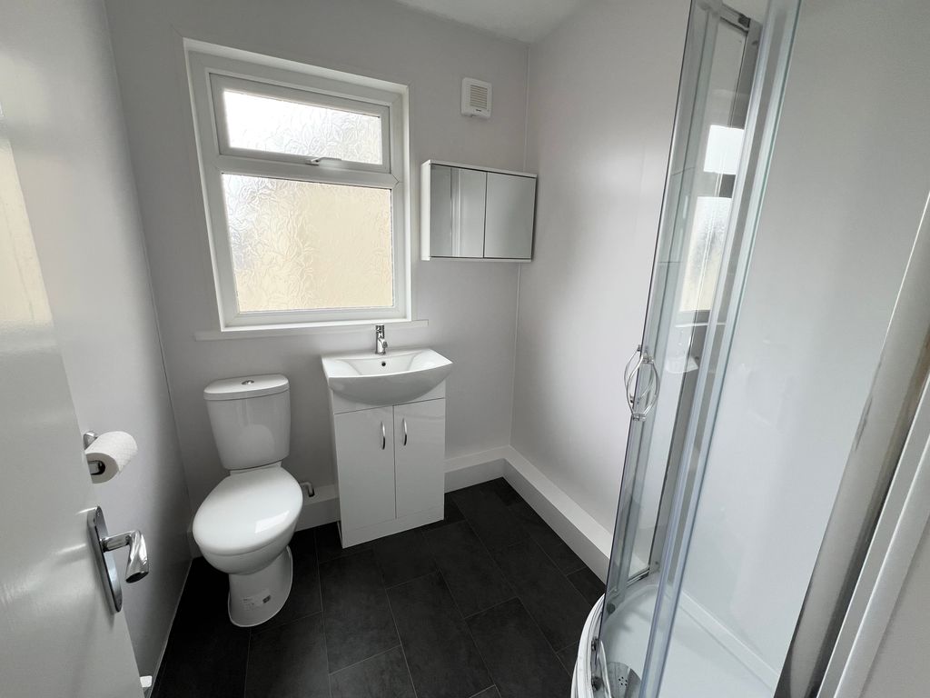 Property photo 2 of 13 Bathroom Porthcawl Cf36