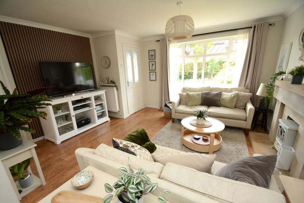 Property photo 3 of 18 Lounge