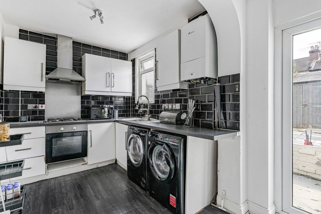 Property photo 3 of 19 Kitchen