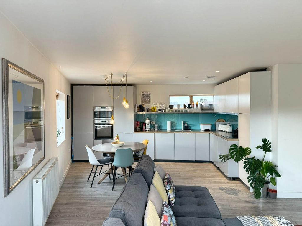 Property photo 3 of 28