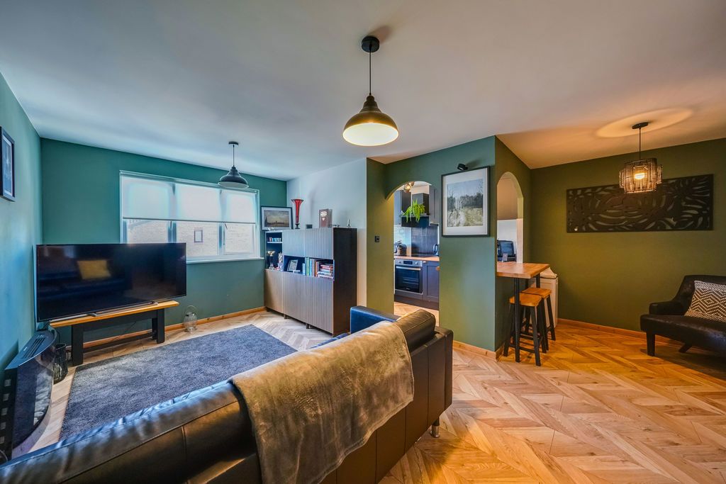 Property photo 1 of 17 Photo 9