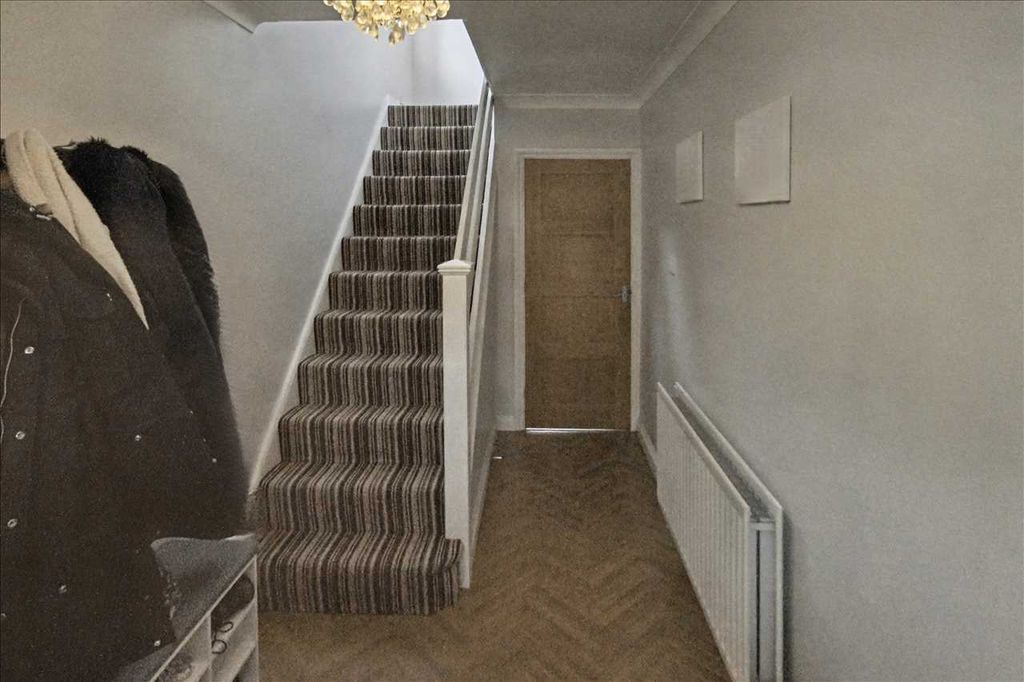 Property photo 2 of 28 Entrance Hall