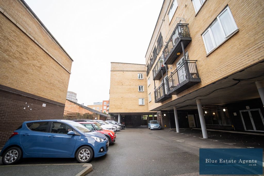 Property photo 3 of 18 Entrance