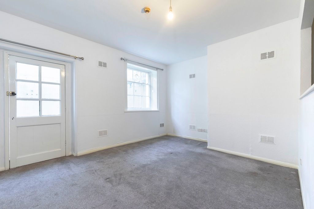 Property photo 2 of 7 Flat 1, 124 Bath Road-02