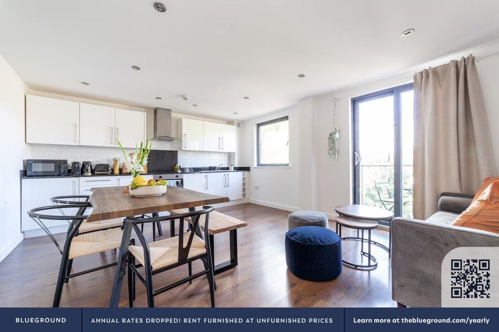 Property photo 3 of 35 Living Room