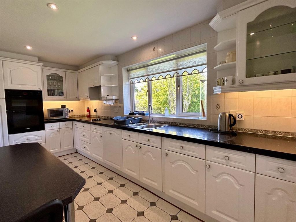 Property photo 2 of 33 Kitchen Breakfast Room
