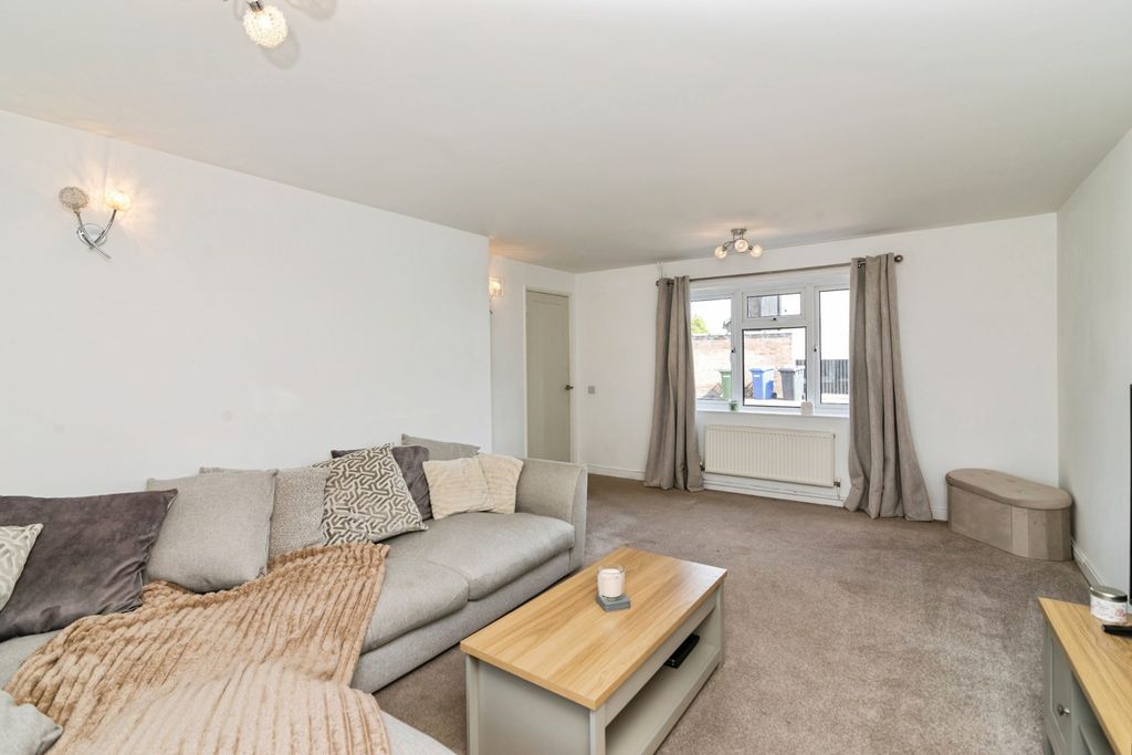 Property photo 3 of 18 Sitting Room