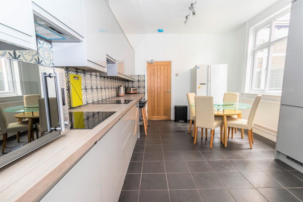 Property photo 2 of 11 Kitchen