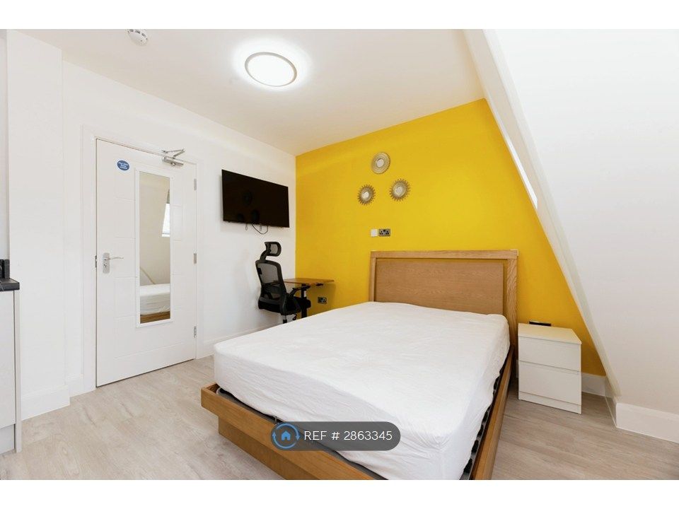 Property photo 2 of 10 Room 5 Ensuite Room