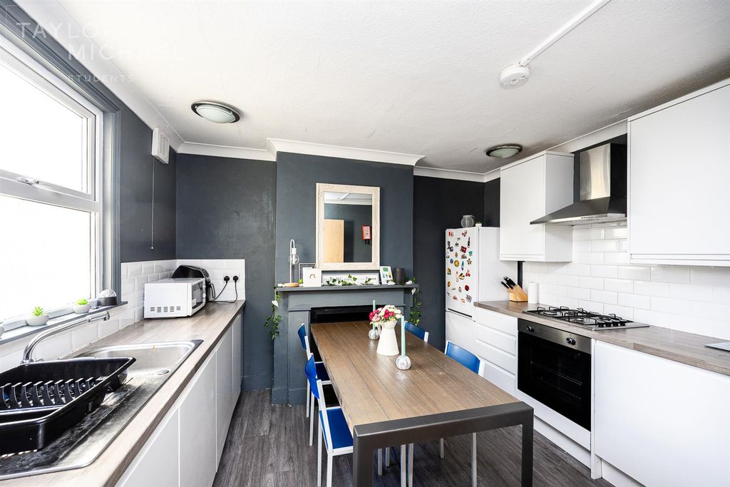 Property photo 1 of 10 Kitchen