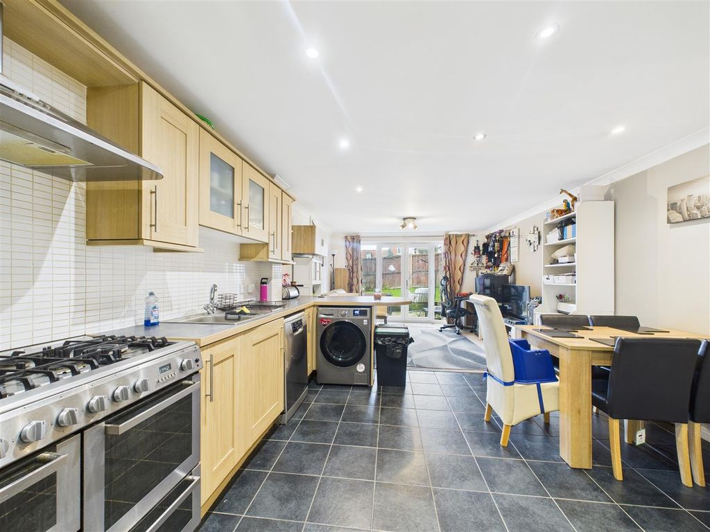 Property photo 2 of 11 Cam03303G0-Pr0266-Still004.Jpg