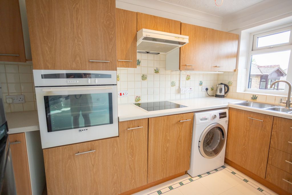 Property photo 3 of 12 Kitchen
