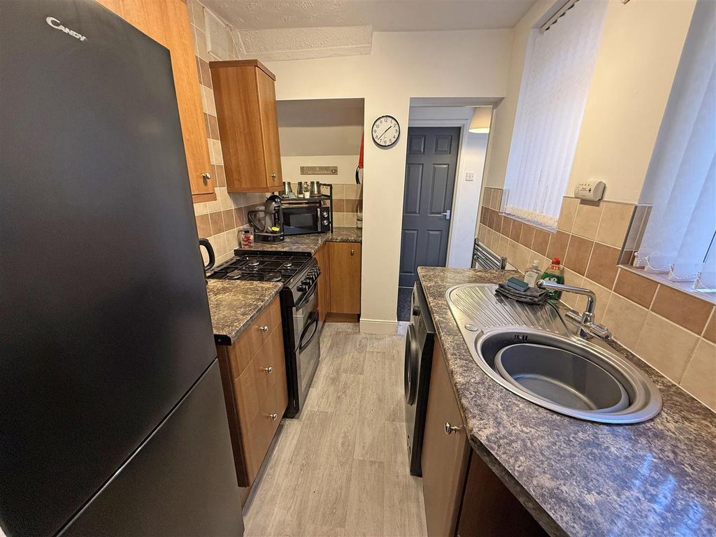 Property photo 3 of 9 Kitchen.Jpg