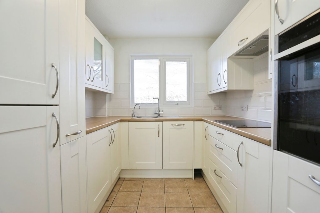 Property photo 3 of 10 Kitchen