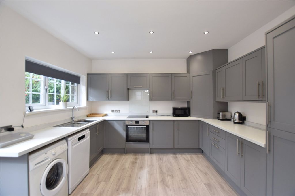Property photo 3 of 11 Kitchen