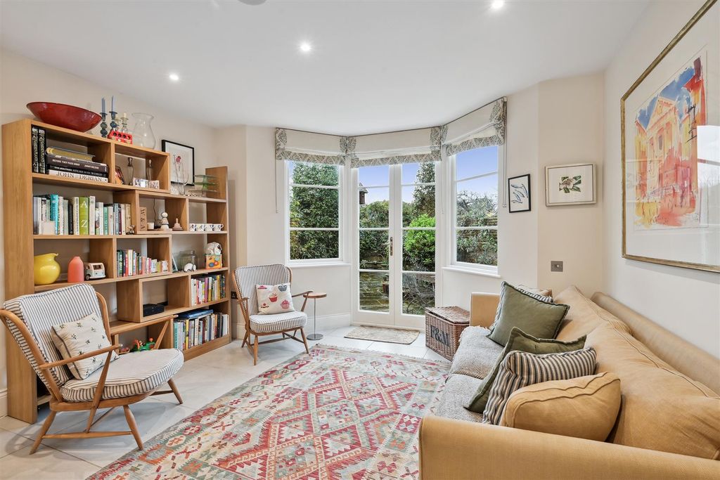 Property photo 2 of 21 Rylett Crescent
