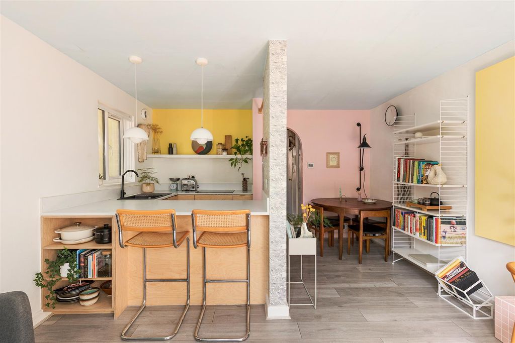 Property photo 3 of 31 Alders Close, E11