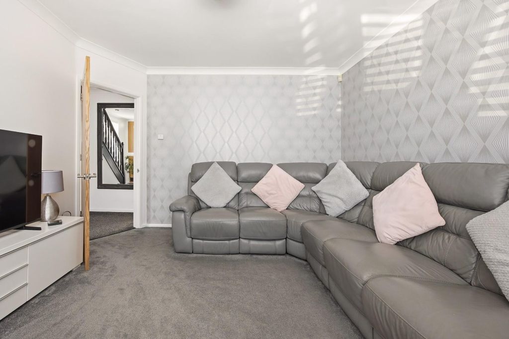 Property photo 3 of 25