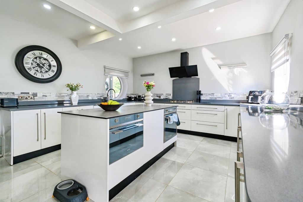 Property photo 3 of 17 Photo