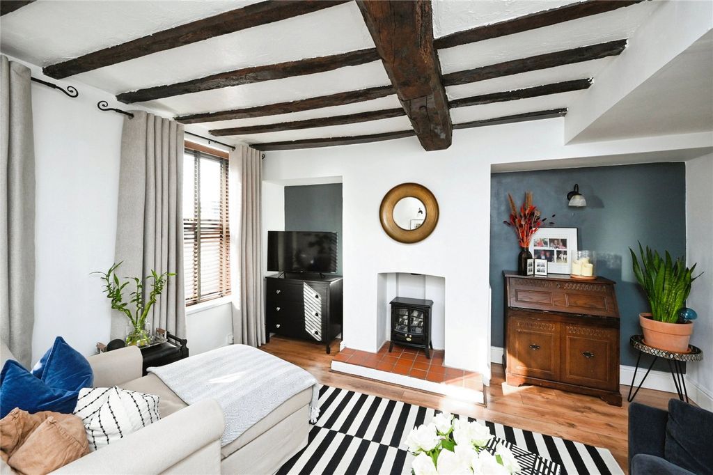 Property photo 3 of 17 Lounge