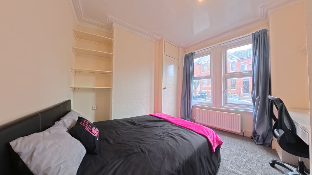 Property photo 2 of 9 Bed 2