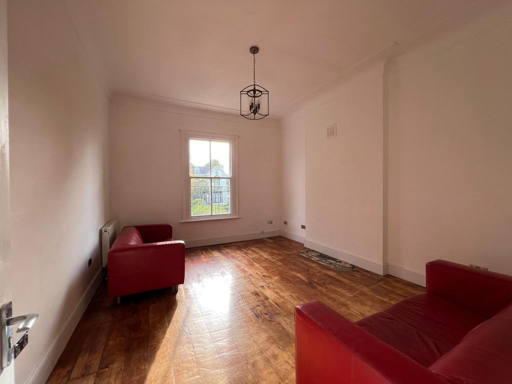 Property photo 3 of 6 Living Room