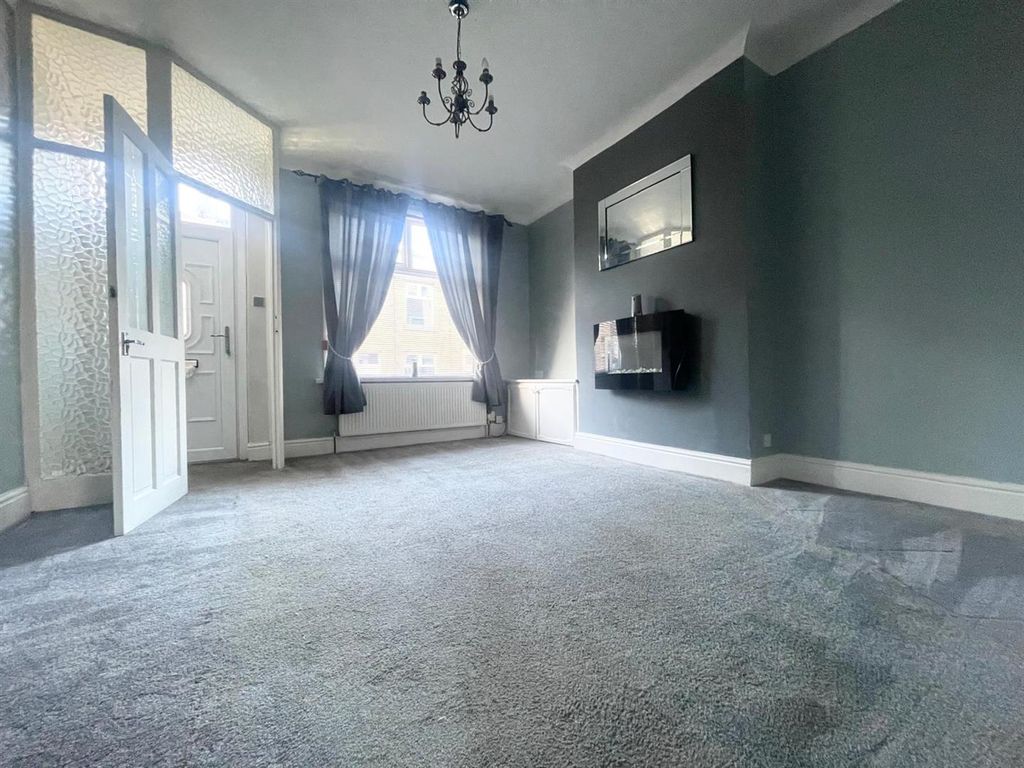 Property photo 3 of 12 Lounge