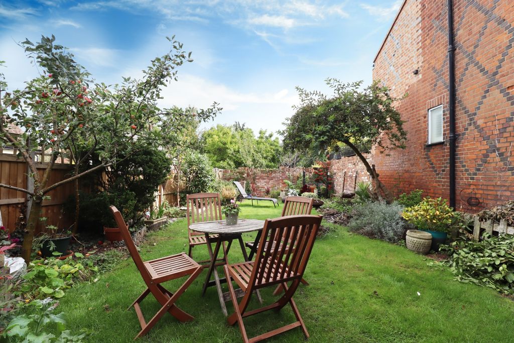 Property photo 3 of 16 Garden1