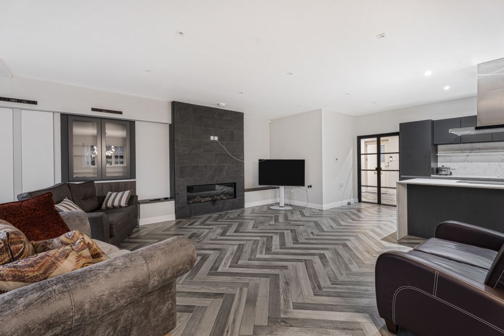 Property photo 1 of 12 Living Room