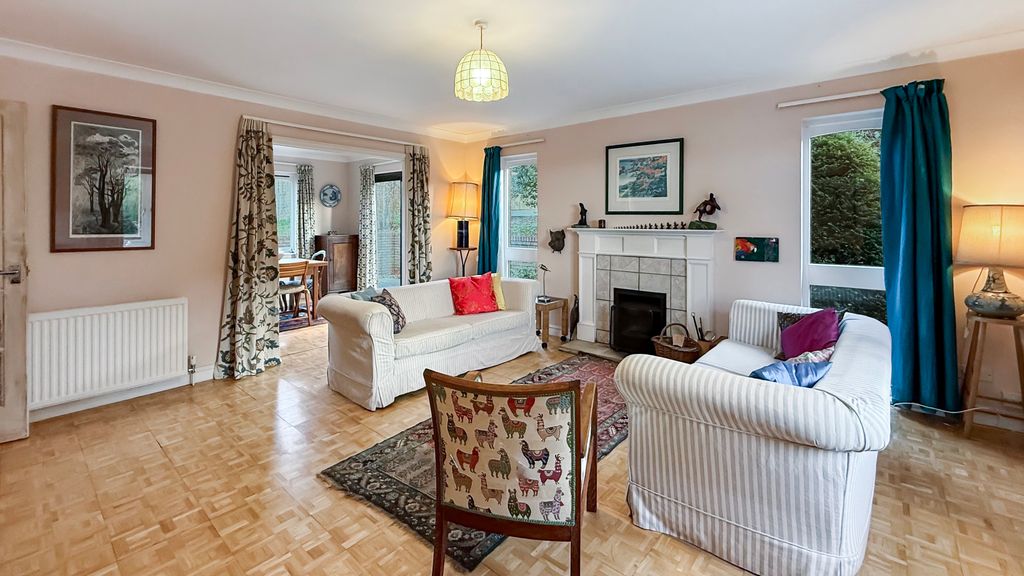 Property photo 3 of 17 Lounge